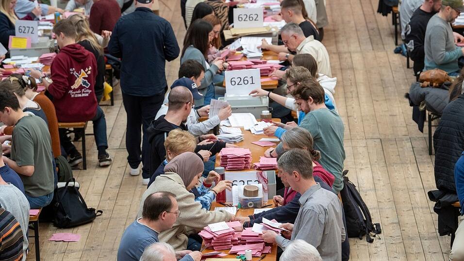 Weil die Messehallen belegt waren, wurden die Briefwahlunterlagen in Augsburg in einem Bierzelt ausgez&auml;hlt.