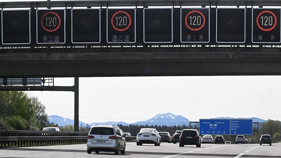 Streckenweise gibt es auf deutschen Autobahnen, wie hier auf der A8 bei Holzkirchen, schon Tempolimits. Wegen des Iran-Kriegs wird nun erneut &uuml;ber ein allgemeines Tempolimit diskutiert.