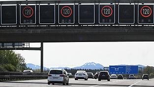 Streckenweise gibt es auf deutschen Autobahnen, wie hier auf der A8 bei Holzkirchen, schon Tempolimits. Wegen des Iran-Kriegs wird nun erneut &uuml;ber ein allgemeines Tempolimit diskutiert.