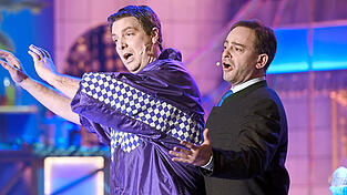 Stephan Zinner (l.) 2019 mit Florian Fischer, der Hubert Aiwanger gespielt hat. Stephan Zinner (l.) 2019 mit Florian Fischer, der Hubert Aiwanger gespielt hat.