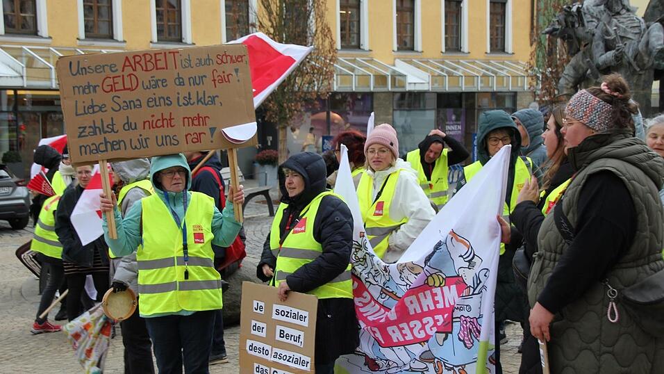Der Schlachtruf 'TV&ouml;D muss her, sonst legen wir uns quer!' schallt am Dienstag &uuml;ber den Chamer Marktplatz.