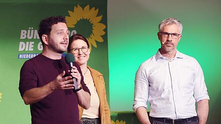Felix Banaszak (links) mit Franziska Schmidt und Christoph Rabl. Rund 160 Besucher waren ins Zeughaus gekommen, um dem Bundesvorsitzenden der Gr&uuml;nen samt den &ouml;rtlichen Spitzenkandidaten zuzuh&ouml;ren.