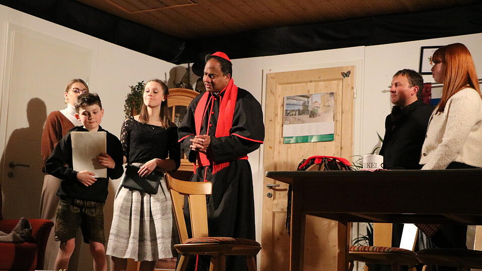 Am Ende des St&uuml;cks ist es gewiss: Der Schatz bleibt in der Pfarrei. Pfarrer Saju Thomas trat hier als Bischof Kuwahatrapilly auf.