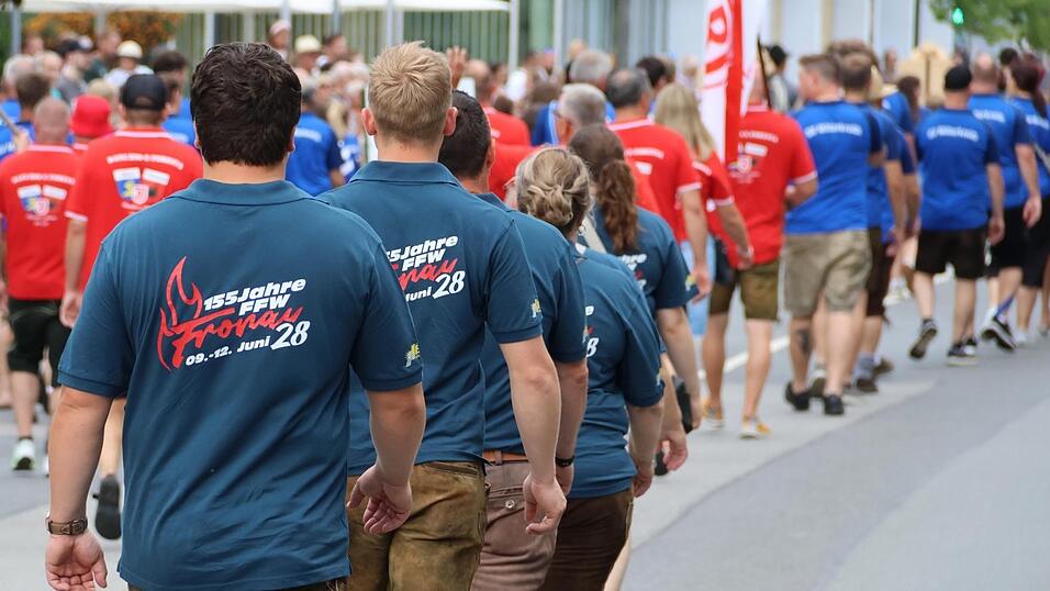 Die Feuerwehr Fronau tauscht die Uniform gegen das Werbeshirt f&uuml;rs gro&szlig;e Fest im Juni 2028.
