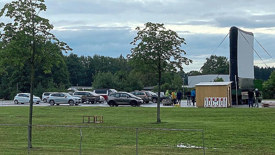 Die Leinwand hat das Organisationsteam bereits auf dem Volksfestplatz aufgestellt. Die Leinwand hat das Organisationsteam bereits auf dem Volksfestplatz aufgestellt.