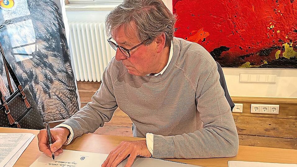 Der Autor Reinhold Lang bei der Signierstunde nach seiner Lesung.