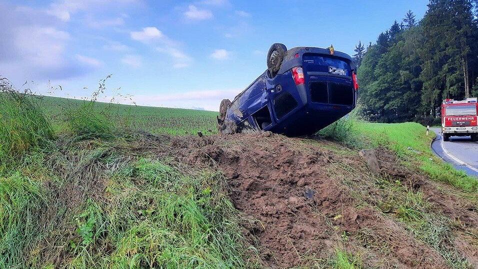 Der Wagen blieb nach der waghalsigen Fahrt auf dem Dach liegen. 