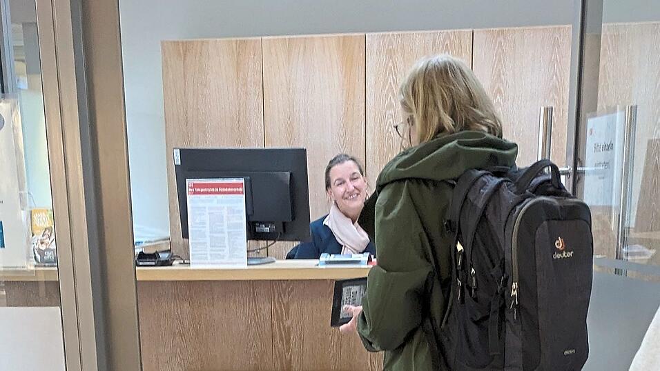 'Gr&uuml;&szlig; Gott' schallt es Ratsuchenden diese Woche noch am Plattlinger Bahnhof entgegen. N&auml;chste Woche gibt's pers&ouml;nlichen Kontakt nur noch &uuml;bers Display.