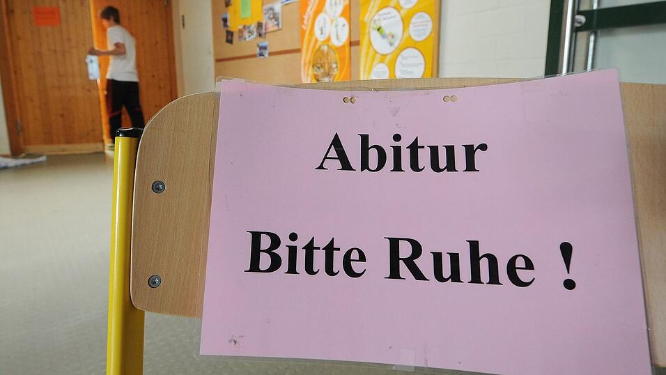 Alle müssen drei schriftliche und zwei mündliche Prüfungen absolvieren. (Archivbild) Alle müssen drei schriftliche und zwei mündliche Prüfungen absolvieren. (Archivbild)