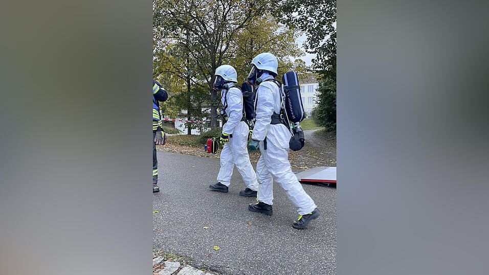 Die Langenpreisinger Feuerwehrleute haben in Schutzanzügen die Chemikalien im Fahrzeug begutachtet und identifiziert. Die Langenpreisinger Feuerwehrleute haben in Schutzanzügen die Chemikalien im Fahrzeug begutachtet und identifiziert.