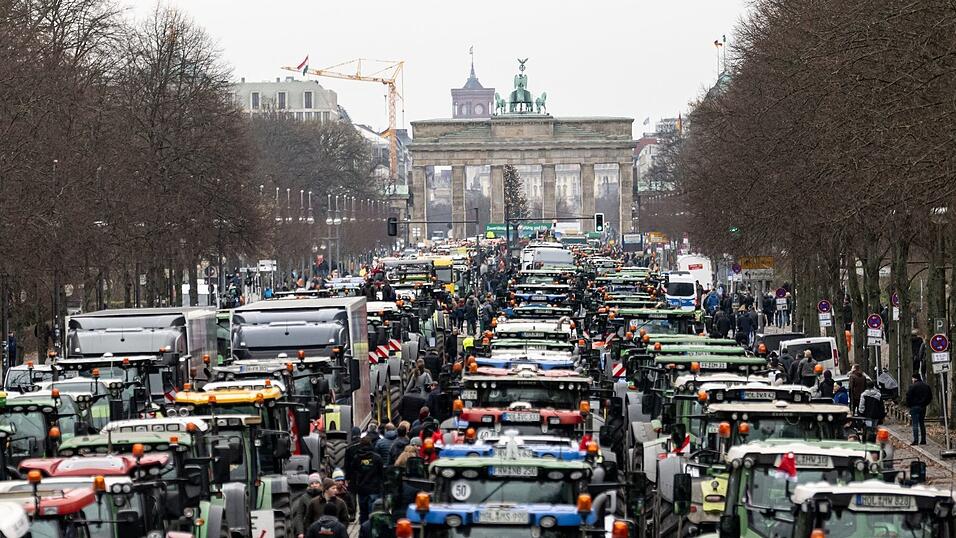 Traktoren bis zum Brandenburger Tor: Der  Deutsche Bauernverband hat zur Demo «Zu viel ist zu viel! Jetzt ist Schluss!» aufgerufen.