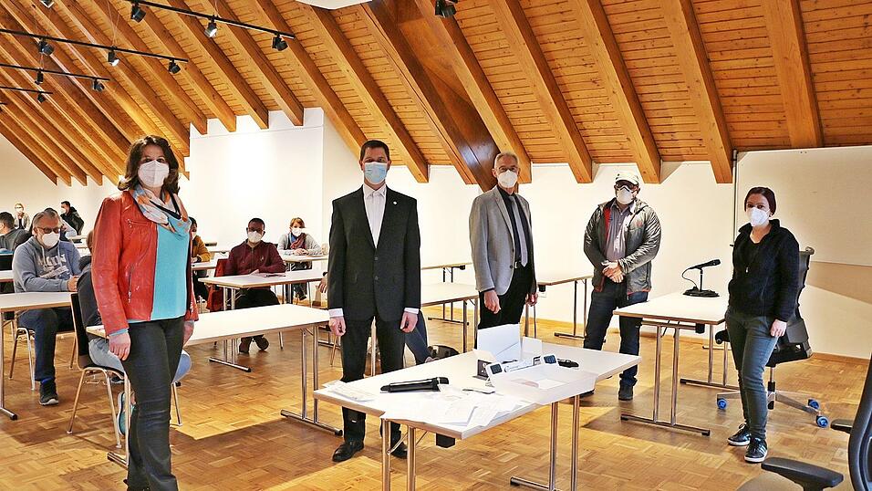 Im Alten Rathaus wurde innerhalb kürzester Zeit ein Corona-Schnelltestzentrum eingerichtet: (v. l.) Vizebürgermeisterin Maria Scharlach, Thomas Rattenhuber, Bürgermeister Georg Krojer, Zahnarzt Werner Lingner und Allgemeinärztin Adina Maria Bangert bei der Schulung der Helfer.