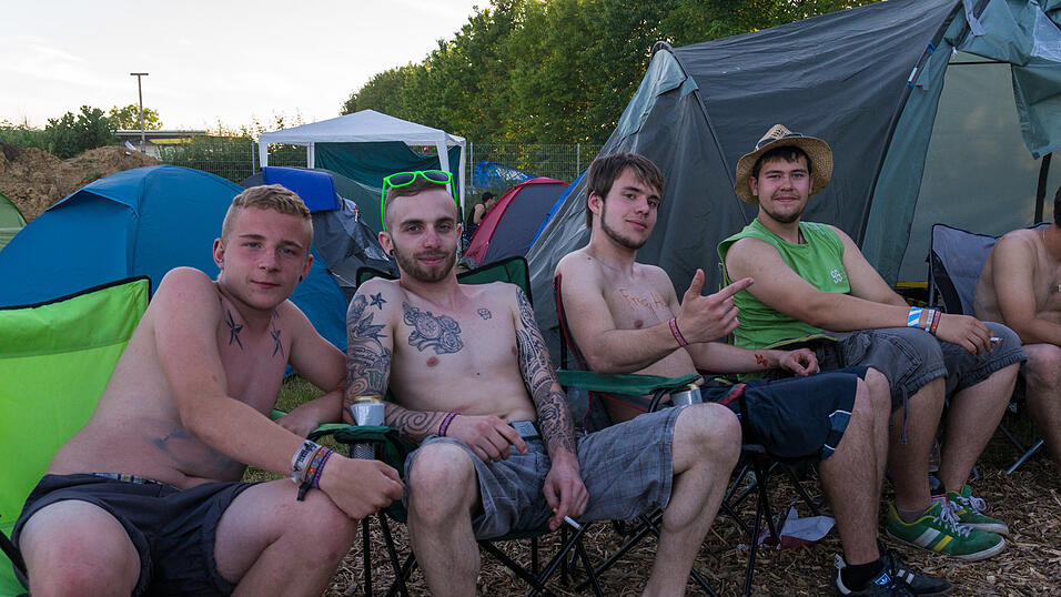 Ein Streifzug durch das Campinggelände: Trotz heißer Temperaturen sind die Festivalbesucher bestens gelaunt. (Foto: Susanne Raith) Ein Streifzug durch das Campinggelände: Trotz heißer Temperaturen sind die Festivalbesucher bestens gelaunt. (Foto: Susanne Raith)