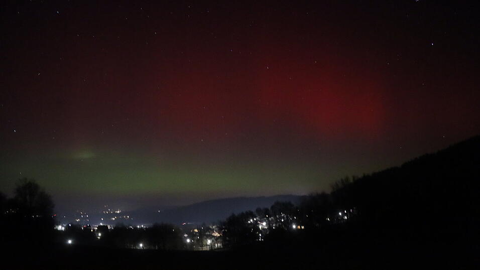 Peter Kallus ist es gelungen, die Polarlichter mit seiner Kamera vom Gillisberg bei Chamerau aus zu fotografieren.