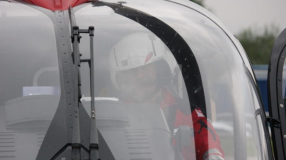 'Der Rettungsassistent unterstützt den Piloten während des Flugs. Dazu sitzt er auf dem linken Platz im Cockpit.'