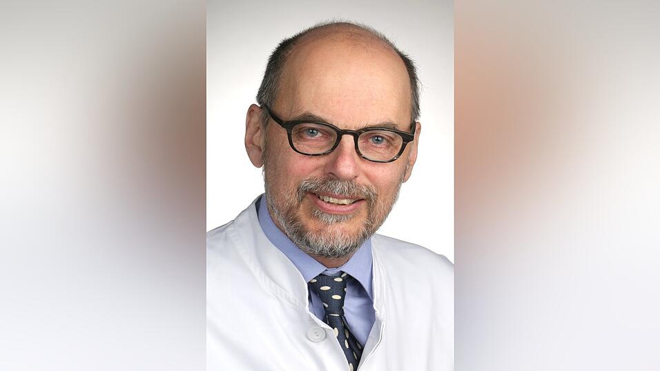 Prof. Dr. med. Bernd Salzberger ist Facharzt f&uuml;r Innere Medizin am Universit&auml;tsklinikum Regensburg und 1. Vorsitzender der Deutschen Gesellschaft f&uuml;r Infektiologie.