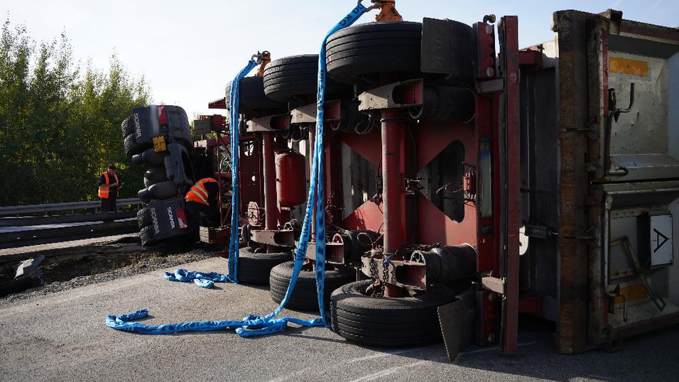 Die geladenen Eisensp&auml;ne verteilten sich quer &uuml;ber die A3, bei der Reinigung half das THW.