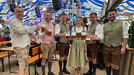Bürgermeister, Festwirt und Pfingstbrautpaar zapften das erste Fass Festbier an.