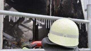 Es dauerte bis in die frühen Morgenstunden, ehe die Einsatzkräfte der Feuerwehr das Feuer unter Kontrolle hatten. (Foto: ih) Es dauerte bis in die frühen Morgenstunden, ehe die Einsatzkräfte der Feuerwehr das Feuer unter Kontrolle hatten. (Foto: ih)