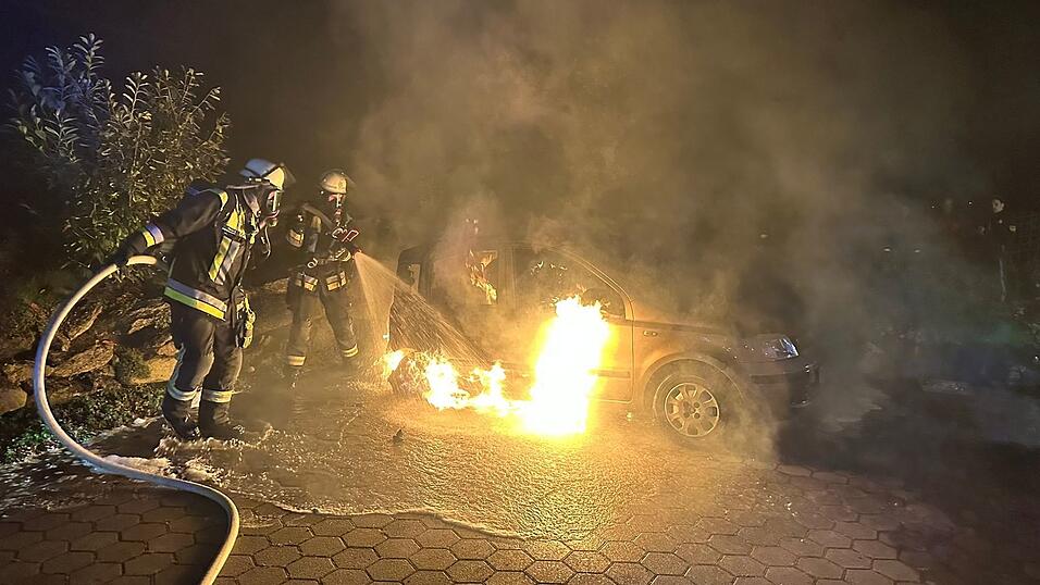 Das Auto brannte komplett aus.