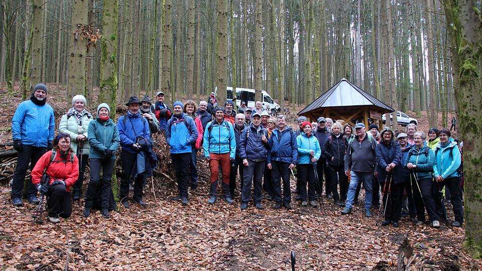 Mit rund 50 Teilnehmern pr&auml;sentierten sich der Further Waldverein, unterst&uuml;tzt vom Zweigverein Schwandorf, beim B&ouml;hmischen Brunnen.