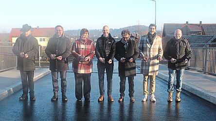 Freigabe der Br&uuml;cke in der Wutzldorfer Stra&szlig;e.