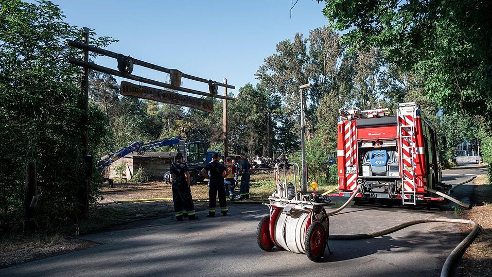 Die Feuerwehr überwachte das Gebiet . Die Feuerwehr überwachte das Gebiet .