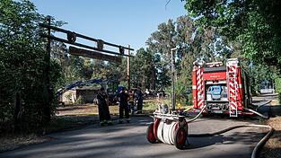 Die Feuerwehr überwachte das Gebiet . Die Feuerwehr überwachte das Gebiet .