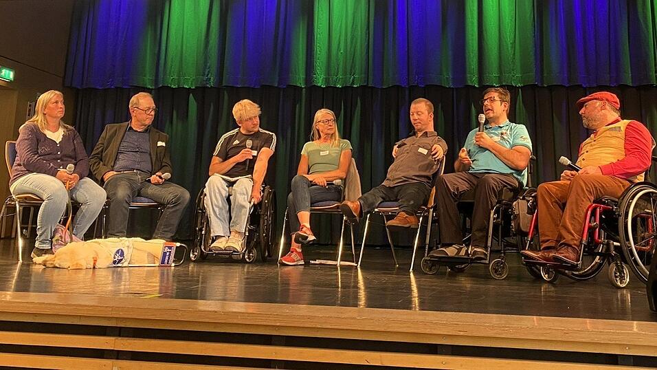 Am Ende der Messe unterhielten sich mit Moderator Matthias Keck (3.v.l, ansonsten von links): Diana Back, Mitarbeiterin am Zentrum Bayern Familie und Soziales, sowie deren Chef, Verwaltungsleiter Werner Eigner, Christine Brummer vom Integrationsfachdienst, Johannes Puscheck von der Agentur f&uuml;r Arbeit, Mario Weidisch, Vorsitzender des Behindertenbeirats des Landkreises, und Holger Kiesel, Behindertenbeauftragter der Bayerischen Staatsregierung.