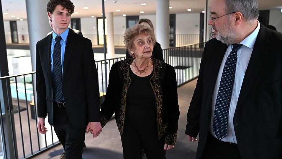 Tochter und Enkel Aron Goodman begleiten die Zeitzeugin Tova Friedman auf ihrer Berlin-Reise. Tochter und Enkel Aron Goodman begleiten die Zeitzeugin Tova Friedman auf ihrer Berlin-Reise.