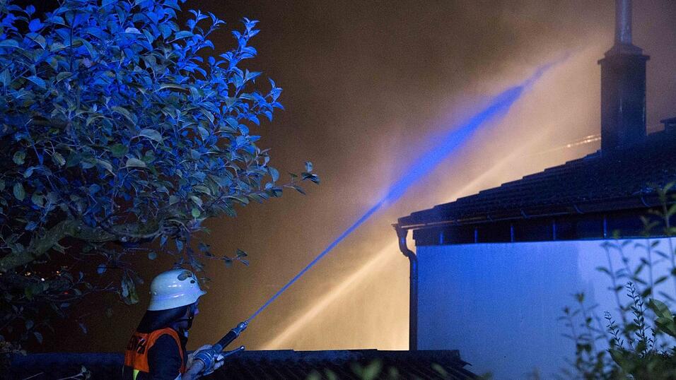 Bei einem Brand in Moosthenning im Landkreis Dingolfing-Landau wurde eine 91-J&auml;hrige lebensgef&auml;hrlich verletzt.