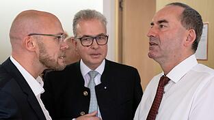 Das schlechte Ergebnis der Freien Wähler bei der Bundestagswahl basiert nach Lesart einiger junger Abgeordneter der Partei im bayerischen Landtag um Digitalminister Fabian Mehring (links) auf einer Strategie, die zu sehr auf den ländlichen Raum setzt. (Archivbild)