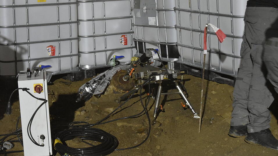 Parallel zu den Evakuierungsma&szlig;nahmen errichteten die Einsatzkr&auml;fte&nbsp;um die Bombe einen Wall aus elf Containern.