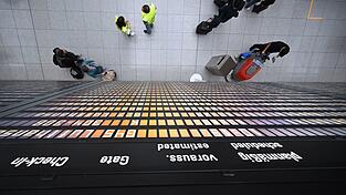 Auf der Anzeigentafel am M&uuml;nchner Flughafen stehen heute viele annullierte Fl&uuml;ge. (Symbolbild)