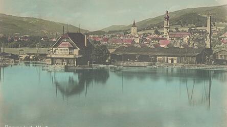 Blick auf die Deggendorfer Werft mit dem Ruderhaus von Fischerdorf aus.