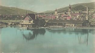 Blick auf die Deggendorfer Werft mit dem Ruderhaus von Fischerdorf aus. Blick auf die Deggendorfer Werft mit dem Ruderhaus von Fischerdorf aus.
