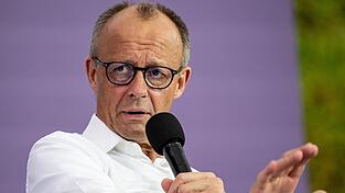 Friedrich Merz sagt, er sei unempfindlich gegenüber persönlichen Anwürfen. Friedrich Merz sagt, er sei unempfindlich gegenüber persönlichen Anwürfen.