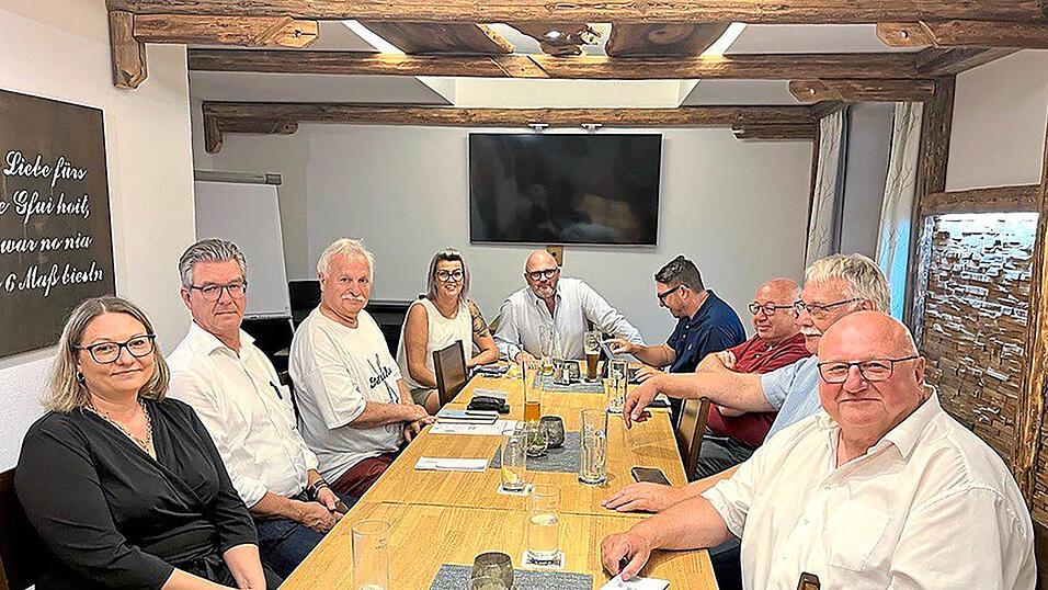 Der Stadtentwicklungs- und Gewerbeverein wird nicht aufgel&ouml;st. Als neuer Vorsitzender stellt sich Helmut Dendl (3.v.l.) zur Verf&uuml;gung.