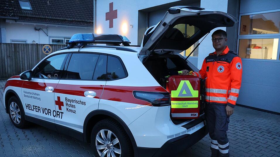 Tobias Haydn ist einer von 13 Ehrenamtlichen, die als „Helfer vor Ort“ ausrücken und Patienten bis zum Eintreffen von Rettungswagen und Notarzt mit qualifizierter Erster Hilfe versorgen. Der Dienst wird ausschließlich durch das ehrenamtliche Engagement der Einsatzkräfte sowie durch Spenden und Eigenmittel des BRK getragen. Ein eigenes Einsatzfahrzeug haben die HvO inzwischen. Tobias Haydn ist einer von 13 Ehrenamtlichen, die als „Helfer vor Ort“ ausrücken und Patienten bis zum Eintreffen von Rettungswagen und Notarzt mit qualifizierter Erster Hilfe versorgen. Der Dienst wird ausschließlich durch das ehrenamtliche Engagement der Einsatzkräfte sowie durch Spenden und Eigenmittel des BRK getragen. Ein eigenes Einsatzfahrzeug haben die HvO inzwischen.