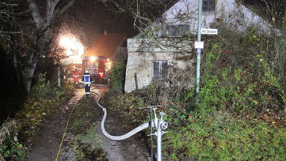 Von dem alten Wohnwagen in Bernhardswald (Kreis Regensburg) blieb nach dem Brand nicht mehr viel &uuml;brig.