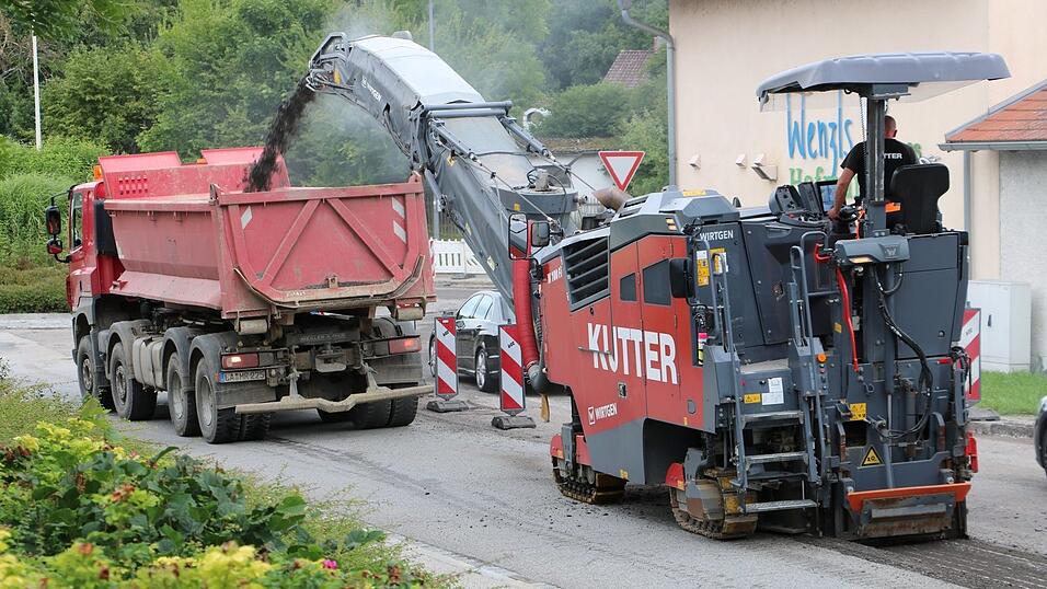 Der Verkehr Richtung Landshut und Rosenheim wird aktuell über eine Ampel gesteuert. Der Verkehr Richtung Landshut und Rosenheim wird aktuell über eine Ampel gesteuert.