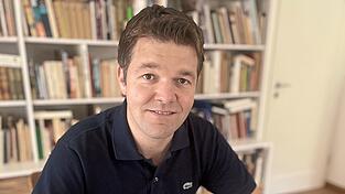 Letzte Korrekturen am Buch, das Max Mader über seinen Großvater geschrieben hat. Über dessen Lebenswerk als vergessener Maler hat er geforscht. Letzte Korrekturen am Buch, das Max Mader über seinen Großvater geschrieben hat. Über dessen Lebenswerk als vergessener Maler hat er geforscht.