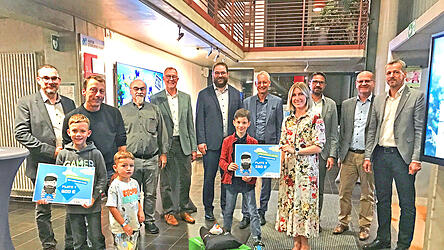 Bei der Vernissage des Fotowettbewerbs wurden auch die Hauptpreise des Umweltquiz verlost (v.l.): Ambros Köppl vom Landschaftspflegeverband, Jannik, Ronny und Linus Mühlmann, die gemeinsam für Aileen Mühlmann den Hauptpreis entgegennahmen, BN-Vorsitzender Andreas Molz, Thorsten Resch von Sennebogen, Landrat Tobias Beck, zweiter Preisträger Simon Stöbich, Oberbürgermeister Markus Pannermayr, Stefanie Kräh, Bürgermeister Adalbert Hösl, Matthias Martin von Lidl und Stefan Niedermeier, stellvertretender Geschäftsführer des ZVH. Bei der Vernissage des Fotowettbewerbs wurden auch die Hauptpreise des Umweltquiz verlost (v.l.): Ambros Köppl vom Landschaftspflegeverband, Jannik, Ronny und Linus Mühlmann, die gemeinsam für Aileen Mühlmann den Hauptpreis entgegennahmen, BN-Vorsitzender Andreas Molz, Thorsten Resch von Sennebogen, Landrat Tobias Beck, zweiter Preisträger Simon Stöbich, Oberbürgermeister Markus Pannermayr, Stefanie Kräh, Bürgermeister Adalbert Hösl, Matthias Martin von Lidl und Stefan Niedermeier, stellvertretender Geschäftsführer des ZVH.