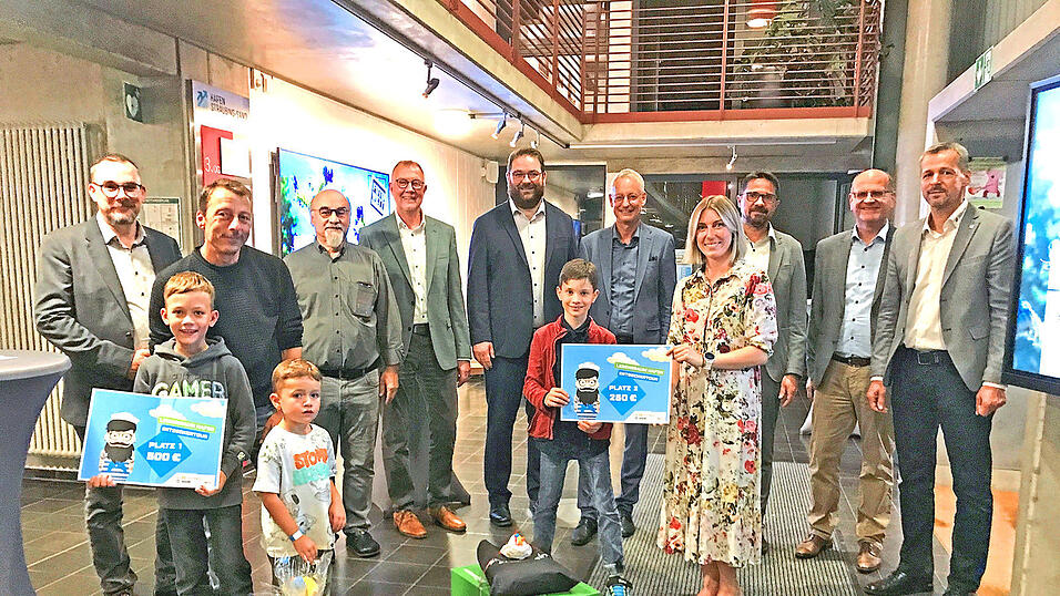 Bei der Vernissage des Fotowettbewerbs wurden auch die Hauptpreise des Umweltquiz verlost (v.l.): Ambros Köppl vom Landschaftspflegeverband, Jannik, Ronny und Linus Mühlmann, die gemeinsam für Aileen Mühlmann den Hauptpreis entgegennahmen, BN-Vorsitzender Andreas Molz, Thorsten Resch von Sennebogen, Landrat Tobias Beck, zweiter Preisträger Simon Stöbich, Oberbürgermeister Markus Pannermayr, Stefanie Kräh, Bürgermeister Adalbert Hösl, Matthias Martin von Lidl und Stefan Niedermeier, stellvertretender Geschäftsführer des ZVH. Bei der Vernissage des Fotowettbewerbs wurden auch die Hauptpreise des Umweltquiz verlost (v.l.): Ambros Köppl vom Landschaftspflegeverband, Jannik, Ronny und Linus Mühlmann, die gemeinsam für Aileen Mühlmann den Hauptpreis entgegennahmen, BN-Vorsitzender Andreas Molz, Thorsten Resch von Sennebogen, Landrat Tobias Beck, zweiter Preisträger Simon Stöbich, Oberbürgermeister Markus Pannermayr, Stefanie Kräh, Bürgermeister Adalbert Hösl, Matthias Martin von Lidl und Stefan Niedermeier, stellvertretender Geschäftsführer des ZVH.