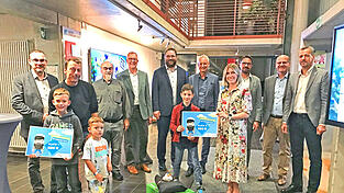 Bei der Vernissage des Fotowettbewerbs wurden auch die Hauptpreise des Umweltquiz verlost (v.l.): Ambros Köppl vom Landschaftspflegeverband, Jannik, Ronny und Linus Mühlmann, die gemeinsam für Aileen Mühlmann den Hauptpreis entgegennahmen, BN-Vorsitzender Andreas Molz, Thorsten Resch von Sennebogen, Landrat Tobias Beck, zweiter Preisträger Simon Stöbich, Oberbürgermeister Markus Pannermayr, Stefanie Kräh, Bürgermeister Adalbert Hösl, Matthias Martin von Lidl und Stefan Niedermeier, stellvertretender Geschäftsführer des ZVH. Bei der Vernissage des Fotowettbewerbs wurden auch die Hauptpreise des Umweltquiz verlost (v.l.): Ambros Köppl vom Landschaftspflegeverband, Jannik, Ronny und Linus Mühlmann, die gemeinsam für Aileen Mühlmann den Hauptpreis entgegennahmen, BN-Vorsitzender Andreas Molz, Thorsten Resch von Sennebogen, Landrat Tobias Beck, zweiter Preisträger Simon Stöbich, Oberbürgermeister Markus Pannermayr, Stefanie Kräh, Bürgermeister Adalbert Hösl, Matthias Martin von Lidl und Stefan Niedermeier, stellvertretender Geschäftsführer des ZVH.