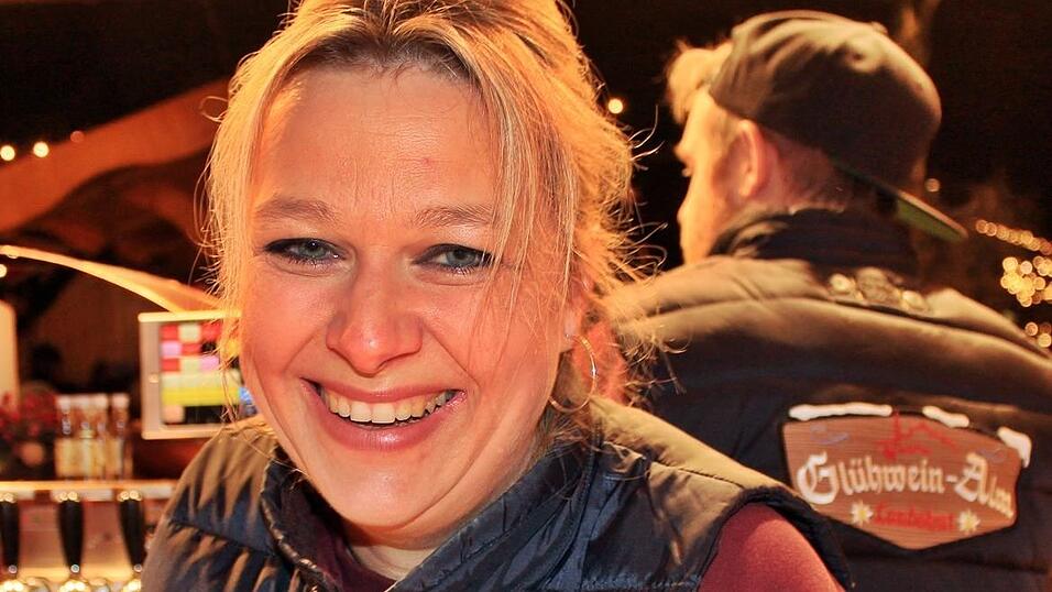 Der idyllische Christkindlmarkt in der Freyung in Landshut zählt zu den schönsten Christkindlmärkten Bayerns. Bei eisigen Temperaturen ist dort insbesondere die Glühwein-Alm natürlich heiß begehrt. Der idyllische Christkindlmarkt in der Freyung in Landshut zählt zu den schönsten Christkindlmärkten Bayerns. Bei eisigen Temperaturen ist dort insbesondere die Glühwein-Alm natürlich heiß begehrt.