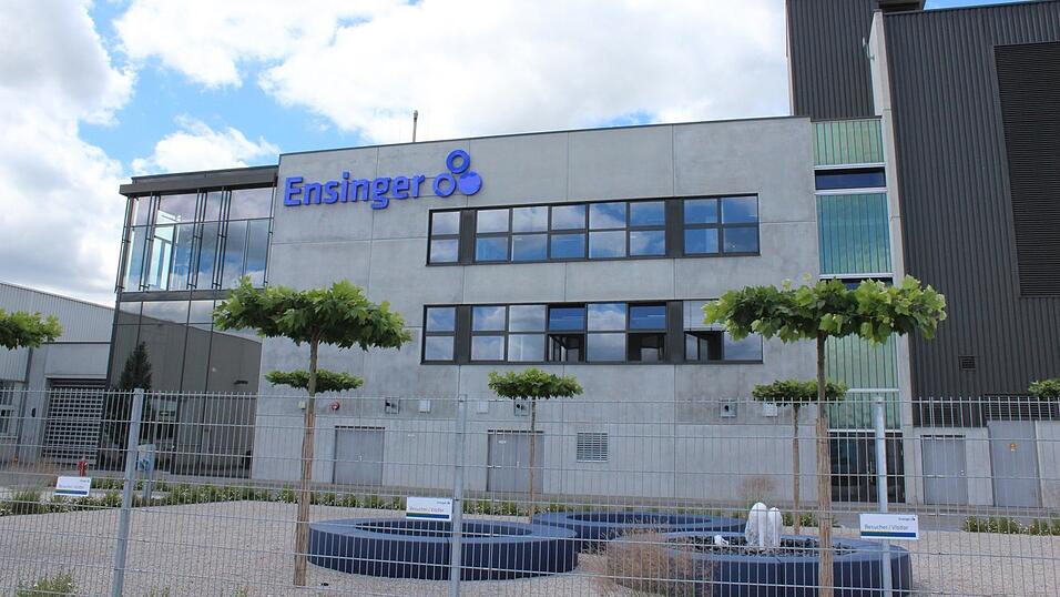 Hinter den Kulissen brodelt es bei Ensinger. Eine italienische Firma hat die Thermix-Sparte gekauft. Doch was ist mit den 49 Mitarbeitern? Hinter den Kulissen brodelt es bei Ensinger. Eine italienische Firma hat die Thermix-Sparte gekauft. Doch was ist mit den 49 Mitarbeitern?