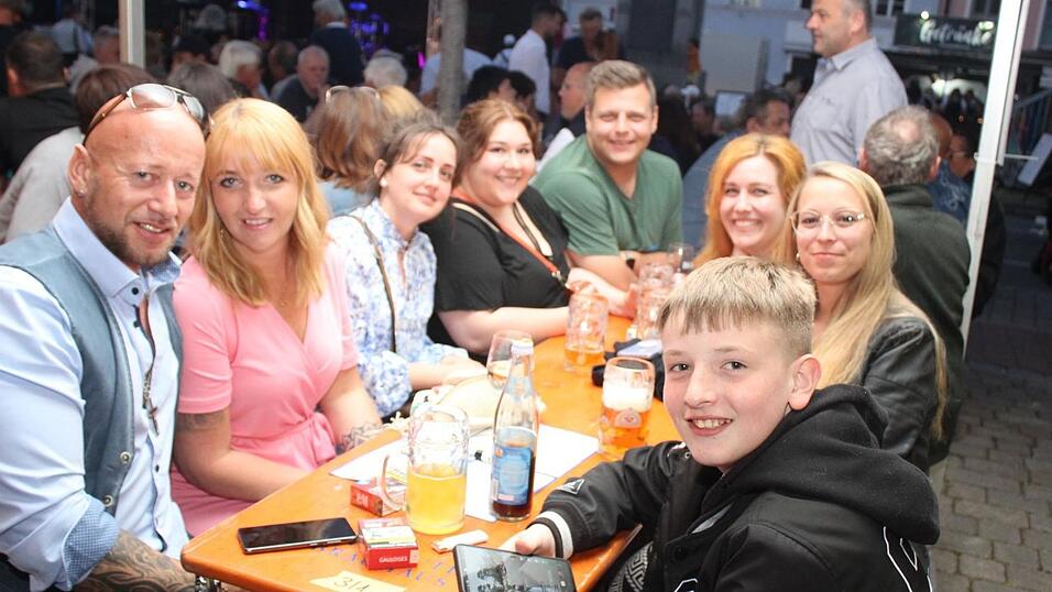 Viele Landshuter genossen ihren Freitagabend auf dem Bismarckplatzfest.