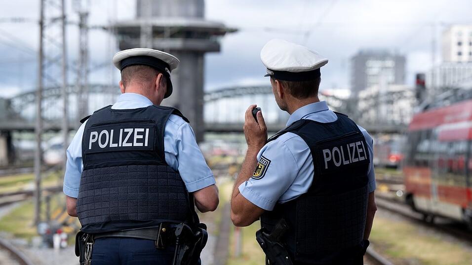 Wegen Menschen auf oder an Bahnwagen war die Bundespolizei am Sonntag mehrmals im Einsatz. (Symbolbild)