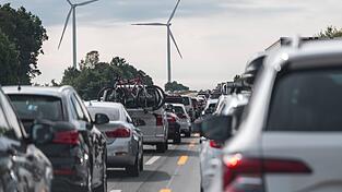 Politiker Streit: Sollen neben E-Autos in der EU ab 2035 auch noch neue Verbrenner zugelassen werden? (Archivbild)